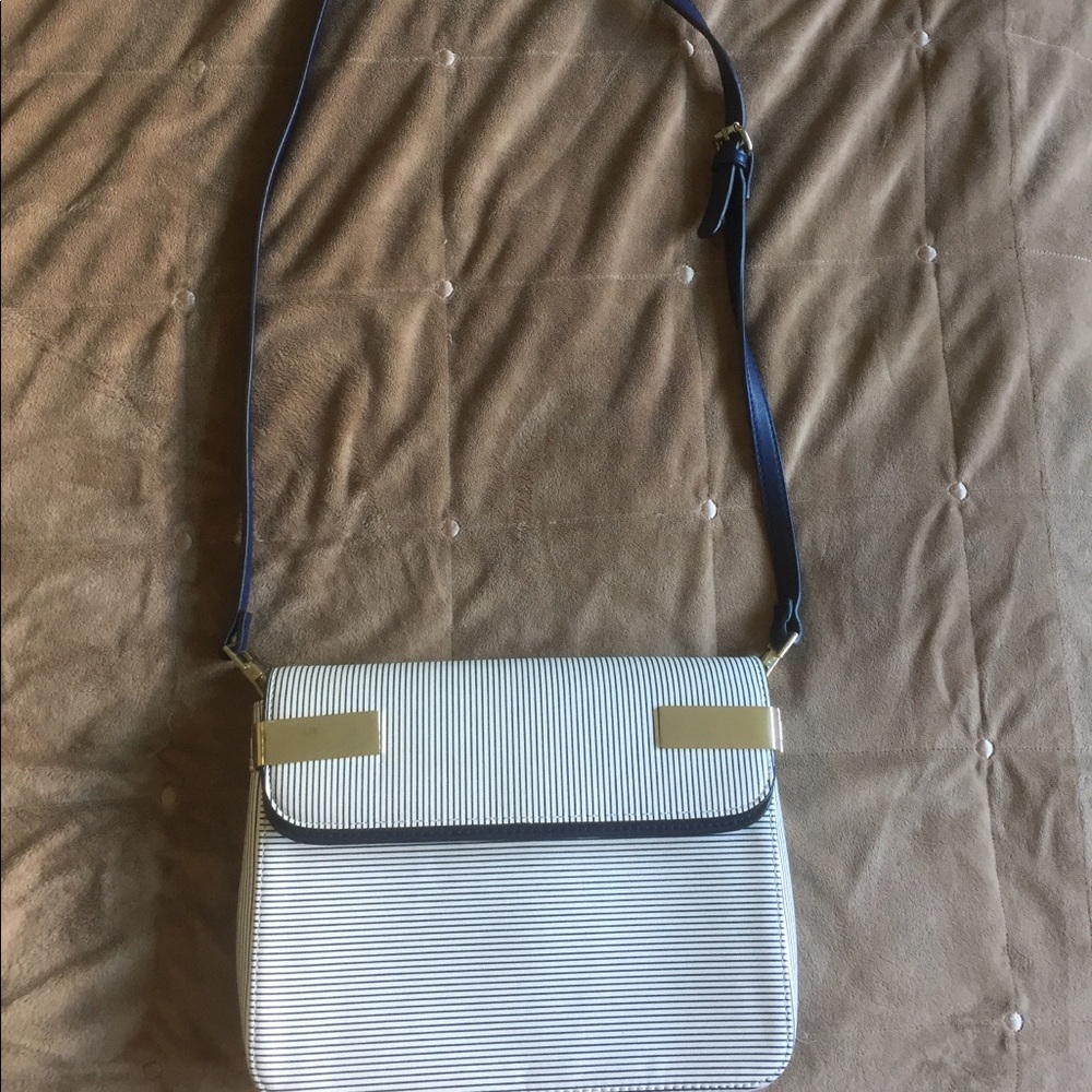 chic cross body purse! navy blue and white